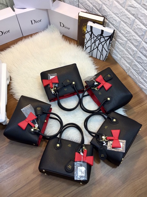 Túi lYn đen nơ đỏ size 25cm chuẩn đẹp ảnh chân thật từ shop Truc Nguyen Thi Thanh Cập bên sl cực kì lớn khách nhé!l👏👏v