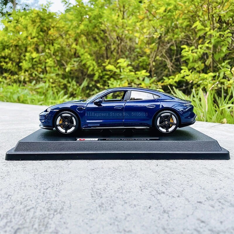 Xe mô hình Porsche Taycan Turbo S tỉ lệ 1:24