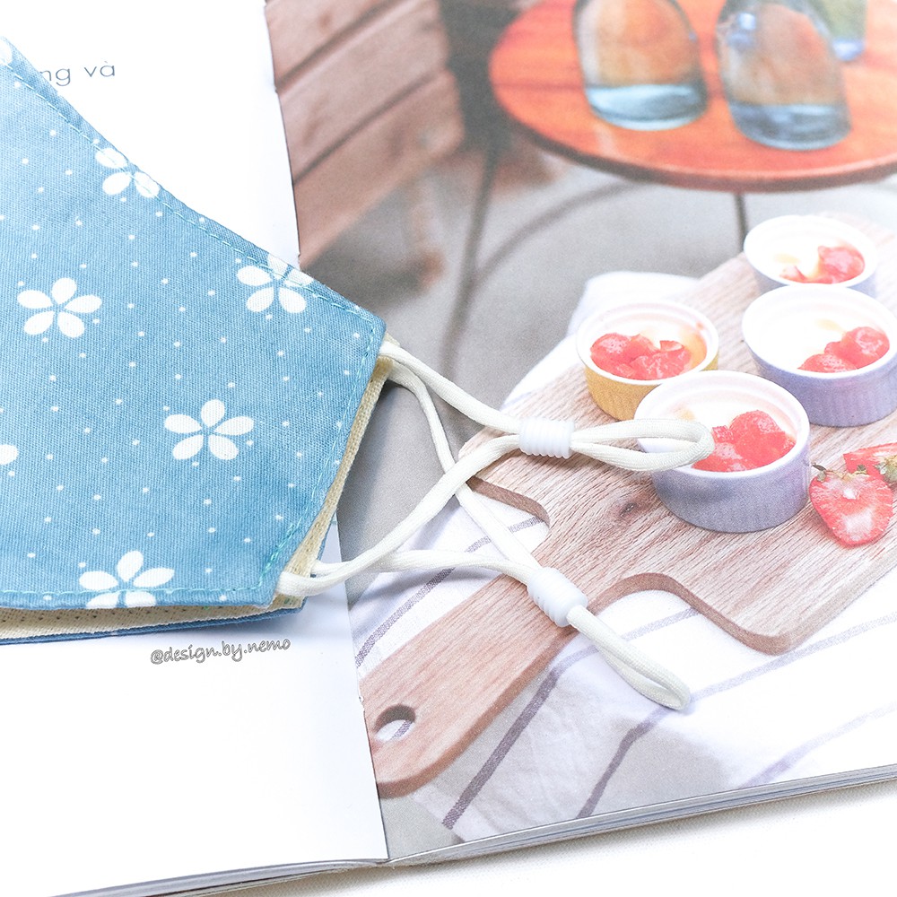 Khẩu Trang Vải 3 lớp Nemo Họa Tiết Hoa Trắng Nhỏ Nền Xanh Dương, có nút tăng giảm dây dễ điều chỉnh - KTHTHT | BigBuy360 - bigbuy360.vn