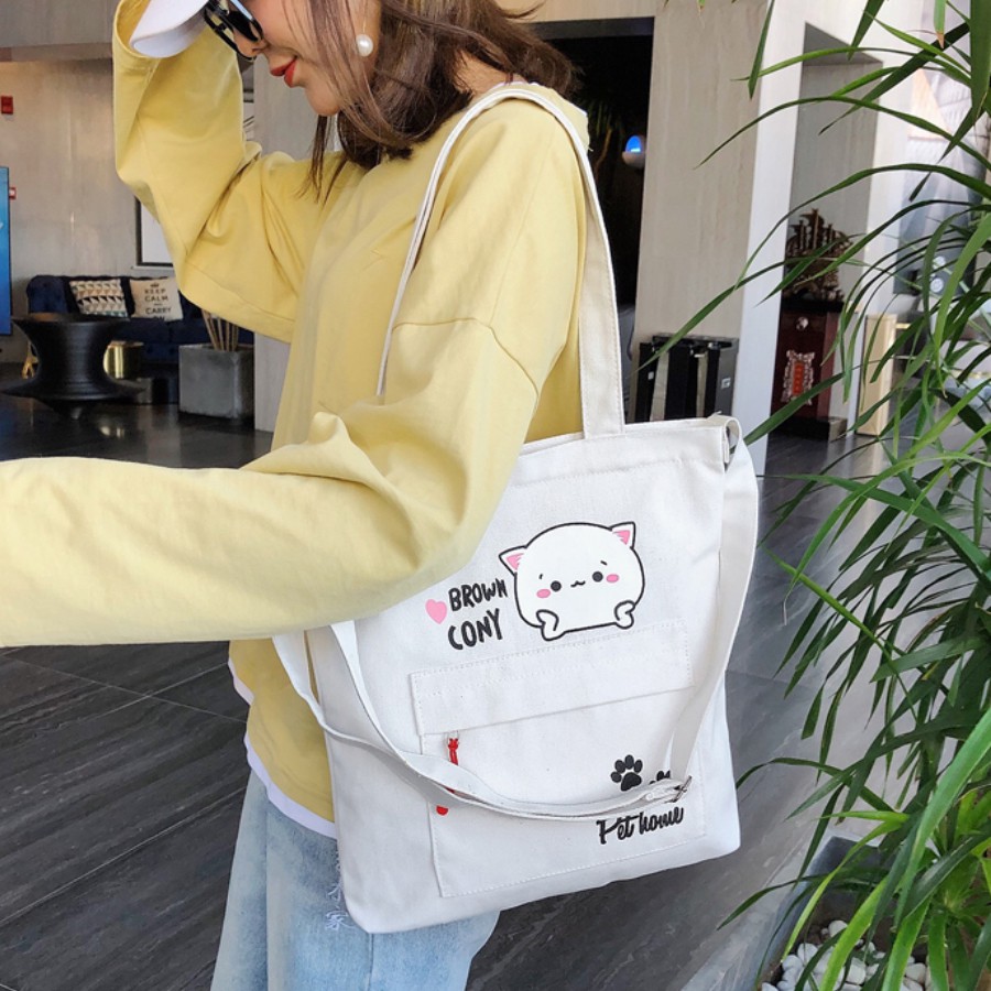 Túi tote đeo chéo 2 phong cách, túi canvas dạng tote kết hợp đeo chéo in brown cony có khoá kéo trẻ trung