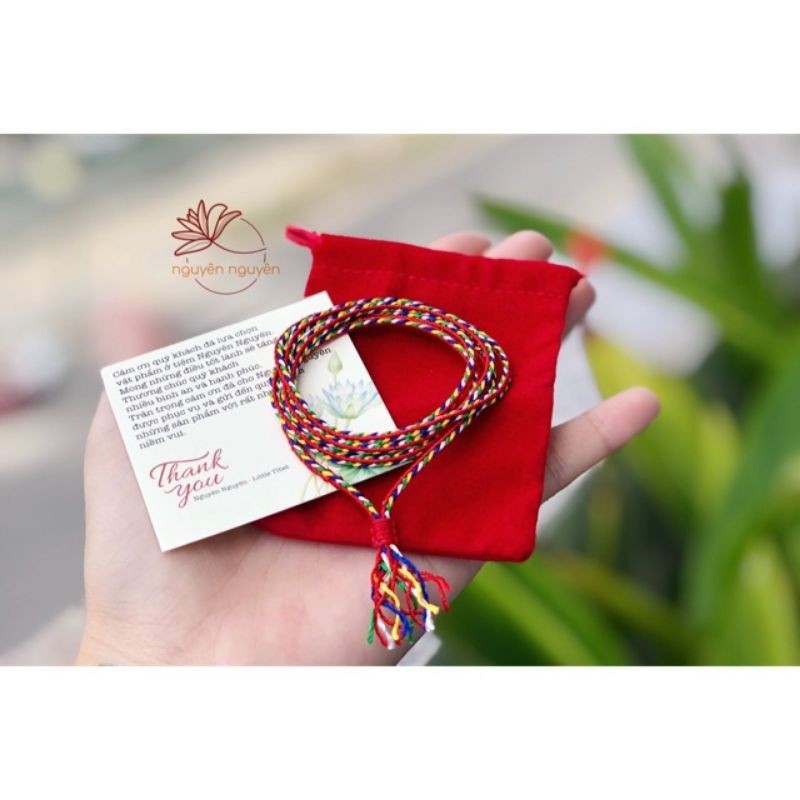 Vòng tay chỉ ngũ sắc Tây Tạng quấn 5 vòng.