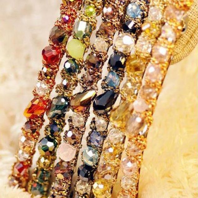 Combo 6 cây kẹp tóc đính hạt ngẫu nhiên đủ màu.