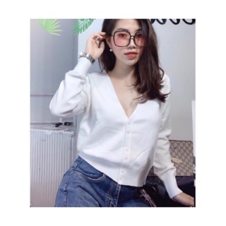 Áo khoác len lửng mẫu mới phối nút nhỏ.