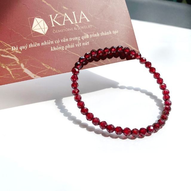 KAIA - Vòng tay phong thủy Garnet  cắt giác 4 - 5 li - Ngọc Hồng Lựu biểu tượng của tình yêu - GA0001