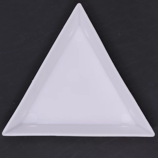 Khay tam giác đựng đá khi trang trí móng