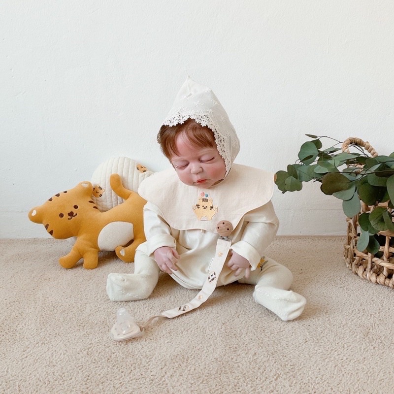 Yếm tròn cotton thêu hoạ tiết kèm kẹp ty giả [babyboo]