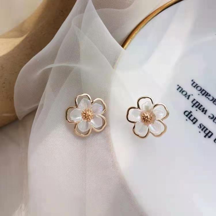 Đôi khuyên tai hình bông hoa bằng nhựa resin đính ngọc trai giả thời trang cho nữ