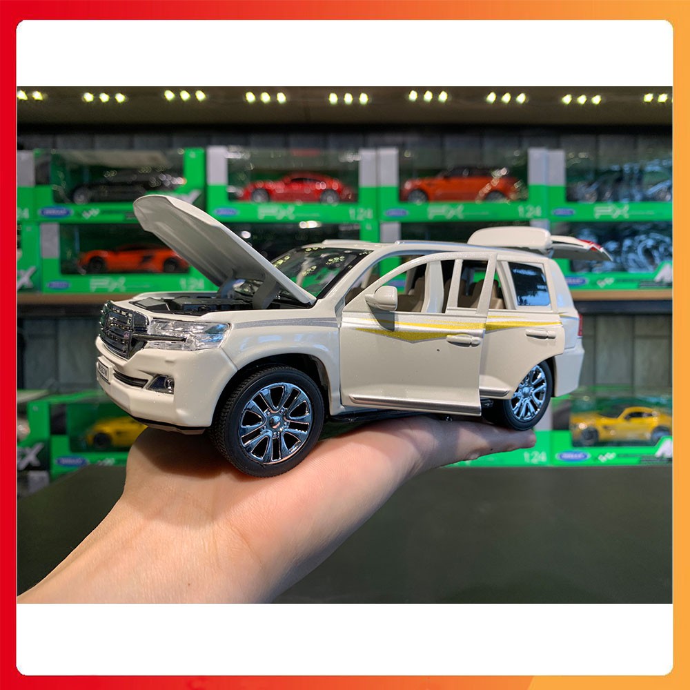 Xe mô hình Toyota Land Cruiser V8 tỉ lệ 1:24 hãng XLG Cao cấp