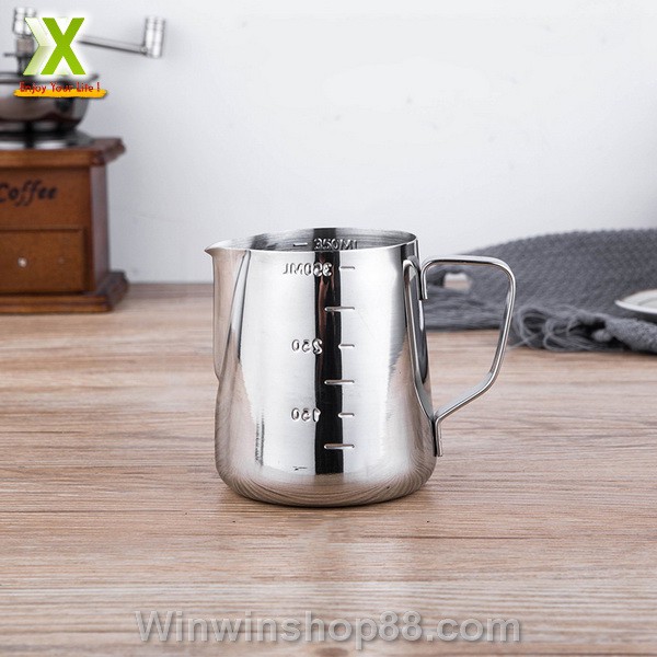 Ca đánh sữa inox có vạch chia 350ml phụ kiện tạo hình Cappuccino, Latte hay Macchiatto Andhere