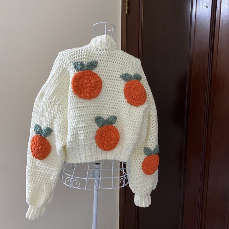 Áo khoác Cardigan len móc thủ công đính quả cam to