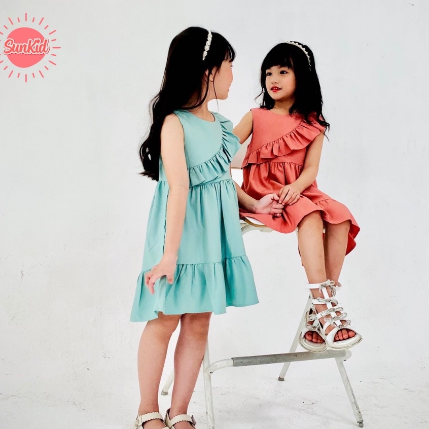 Váy đầm bé gái dáng suông vạt chéo Sunkid SN5 vải trượt nhật cao cấp mùa hè từ 4 - 12 tuổi màu xanh,màu hồng