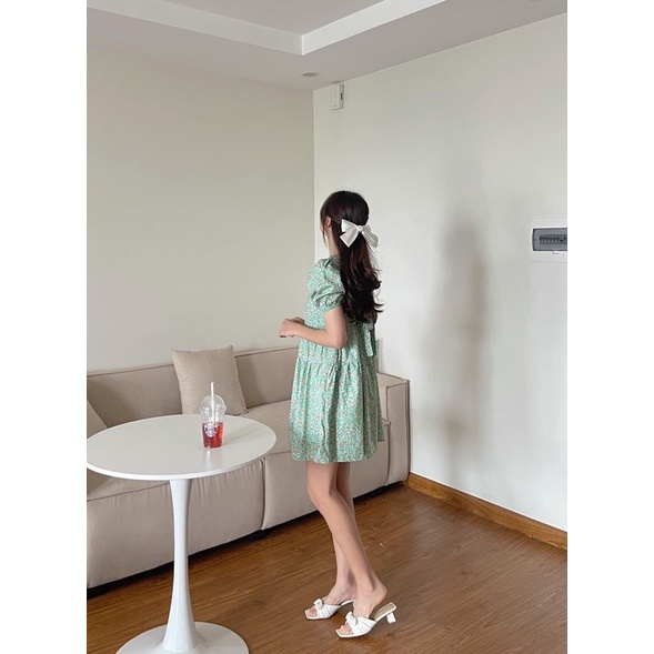 Váy hoa xanh cổ vuông tay bồng có nơ sau