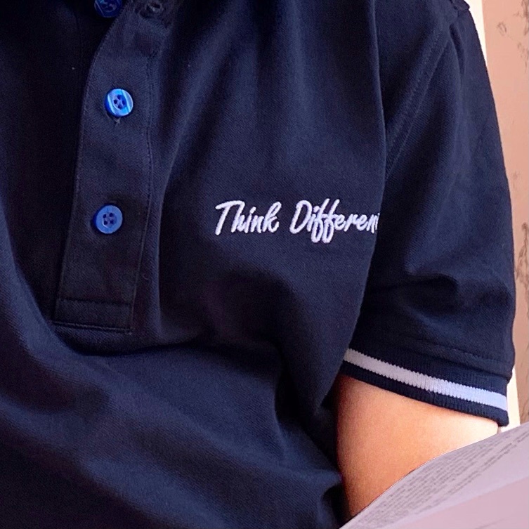 Áo thun nam Polo thêu chữ Think Different Xanh đen có size cho bé