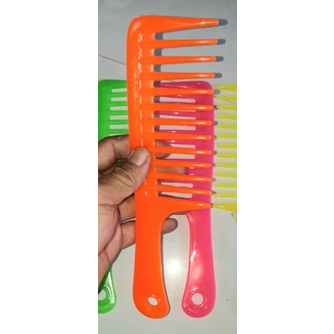 Một chiếc lược dành cho tóc xoăn_ tóc uốn bằng nhựa