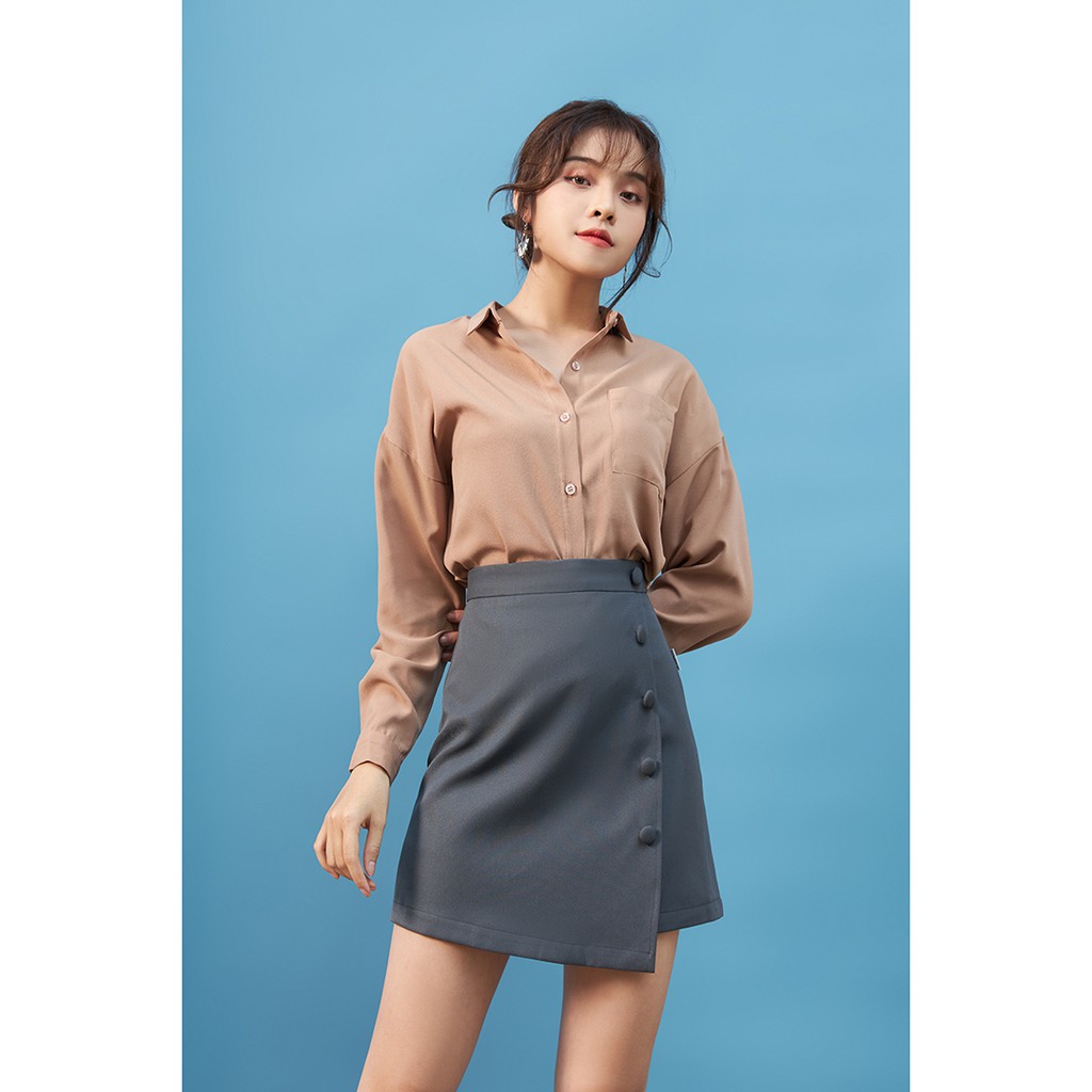 [Mã WABRLOW5 giảm 15% đơn 300K] Chân váy ngắn nữ 92WEAR màu ghi, đủ size, xẻ vạt có cúc bọc JAW0656