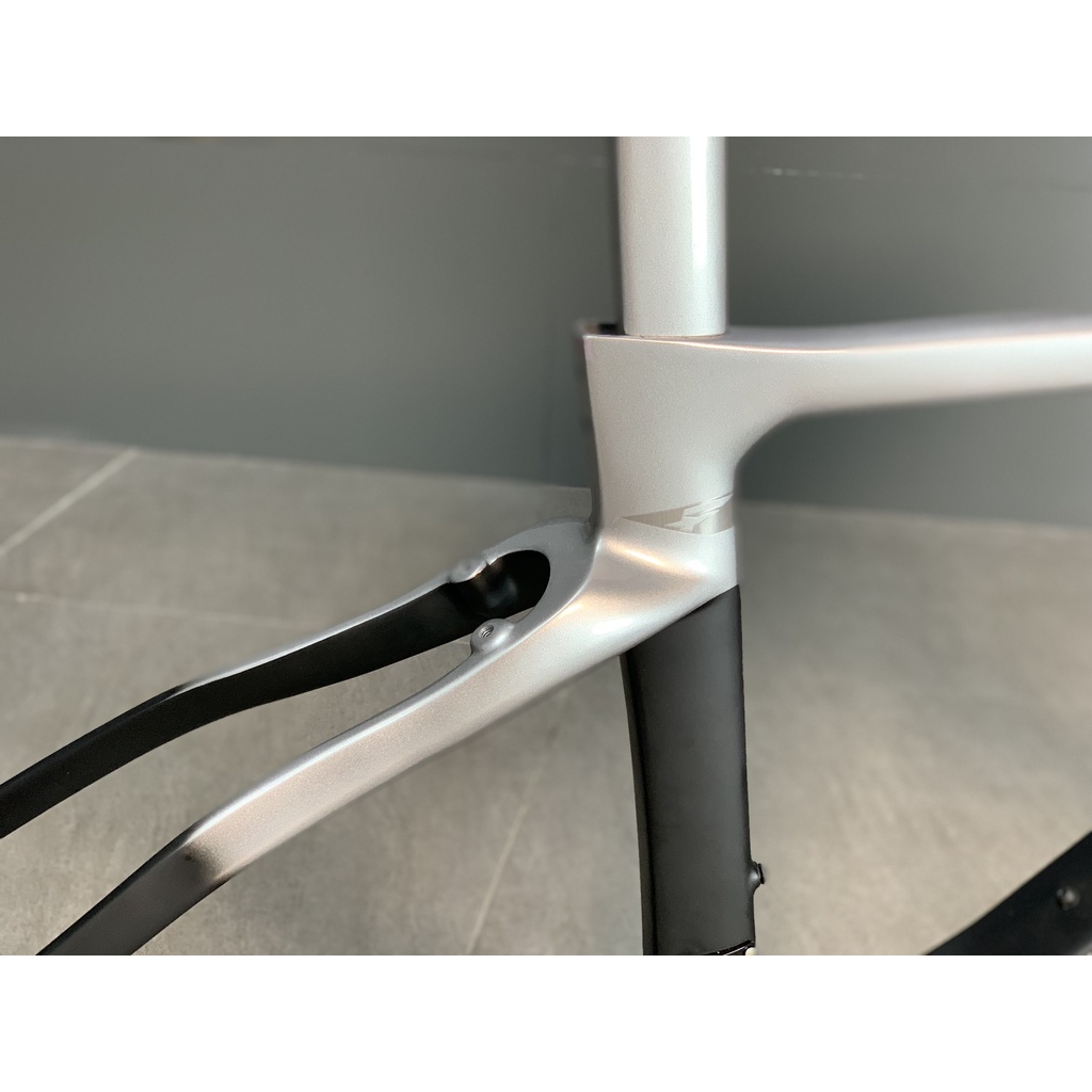 Khung Xe Đạp Road Carbon Pinar F14 Thắng Đĩa màu bạc đuôi đen