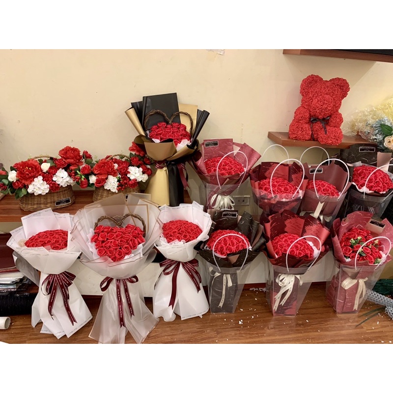 Bó hoa 30 bông sáp đỏ dáng tròn kèm vương miện, túi thiệp