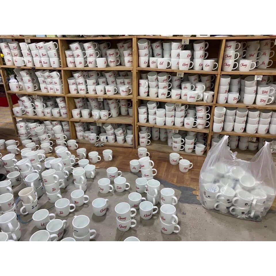 Cốc sứ in tên-cốc in tên riêng Gốm Bát Tràng nổi tiếng. Nhận đặt cốc Tên theo yêu cầu