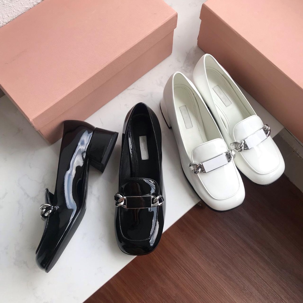 Giày búp bê nữ mũi vuông miu miu gót vuông cao 5p, giày cao gót nữ bít mũi tag khóa xích phối chữ da bóng sang chảnh [77