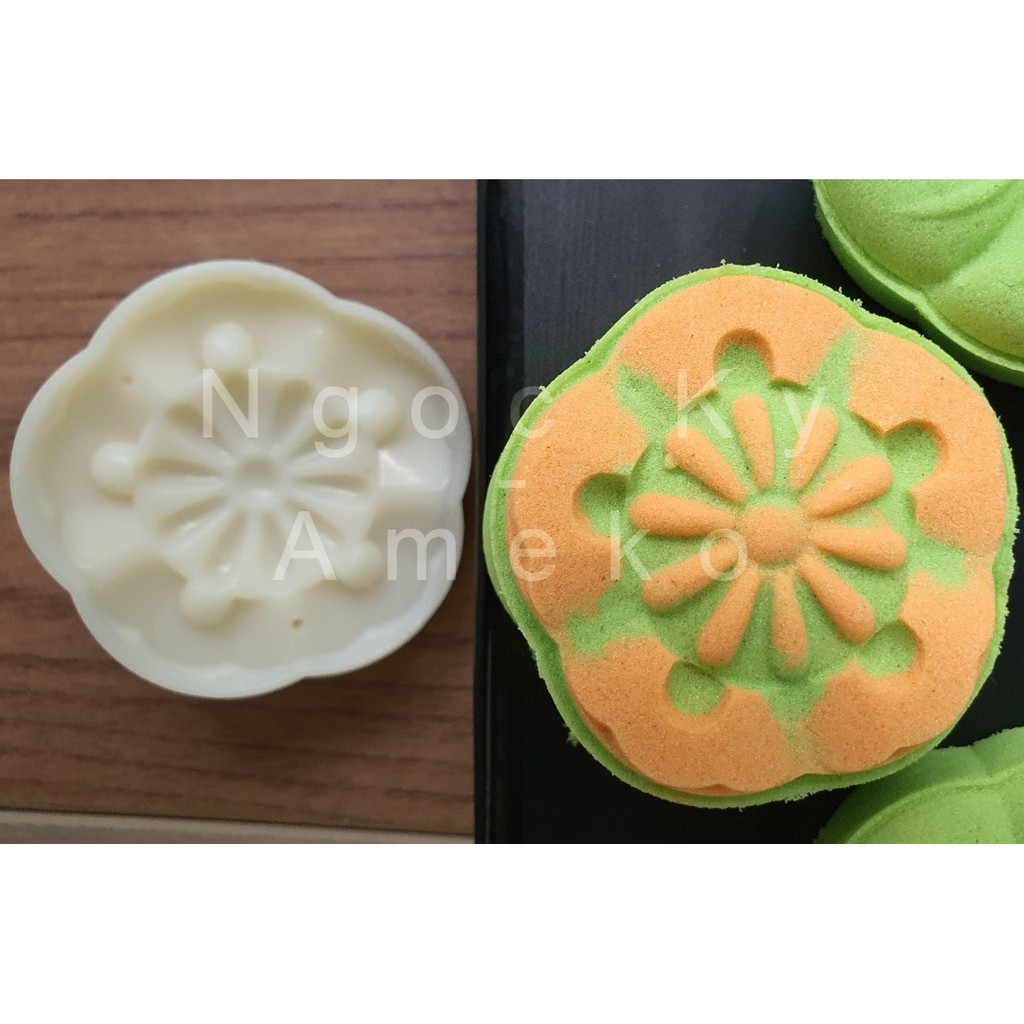 NQ00805 - KHUÔN LÒ XO BÁNH TRUNG THU / BÁNH DỨA  HÌNH HOA 5 CÁNH 50G