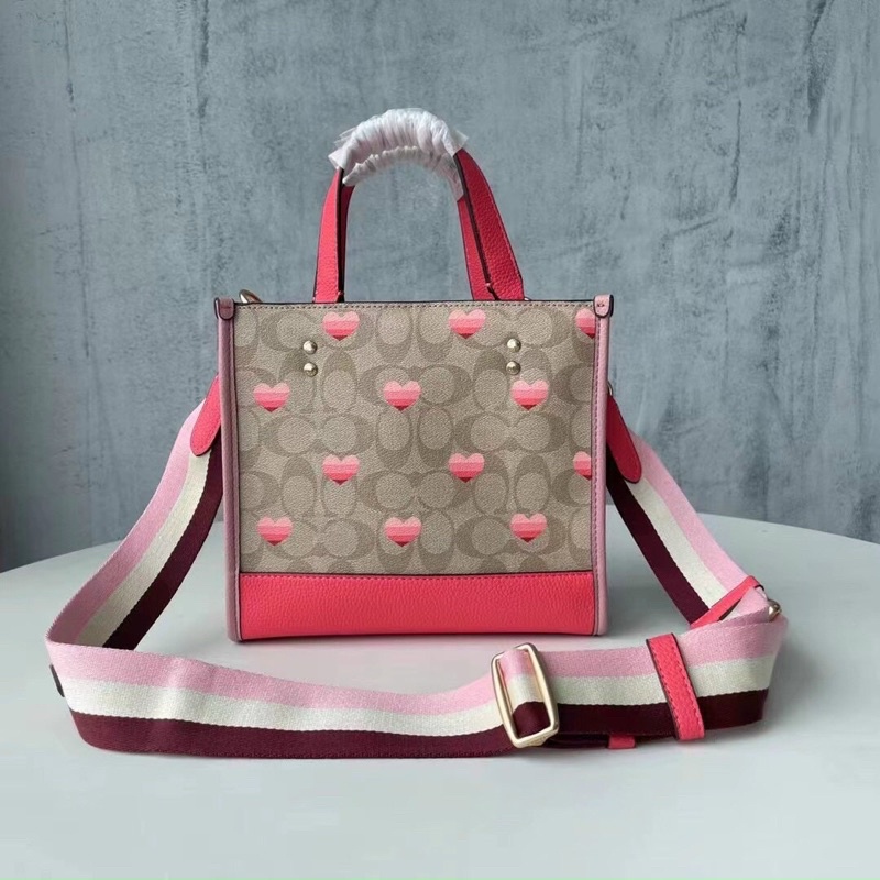 Túi Coach dáng tote