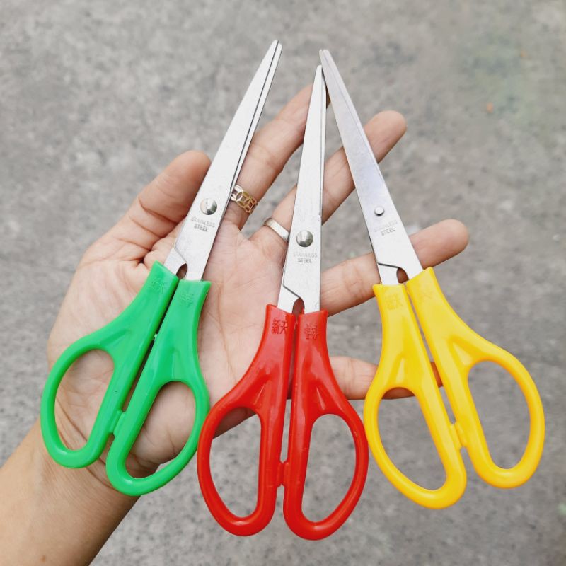 Kéo cắt thủ công 16cm (màu ngẫu nhiên)