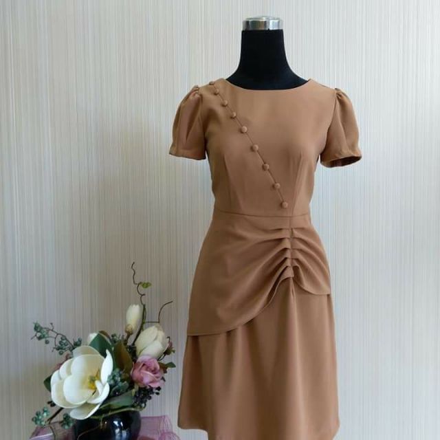 Đầm công sở xếp nhún, đính nút bọc