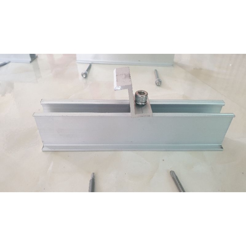 Thanh U rai nhôm lắp tấm pin năng lượng mặt trời.kèm 2 vít.