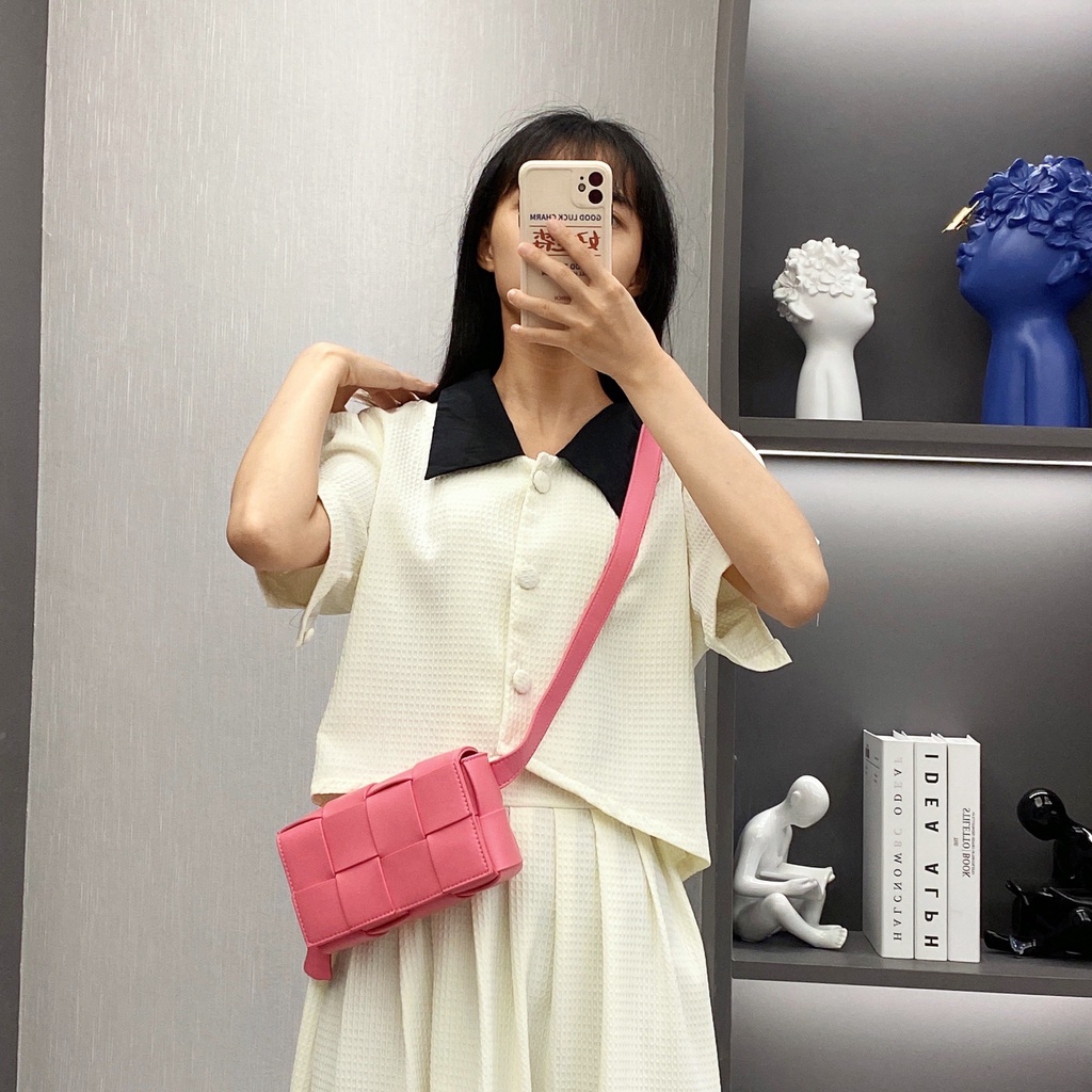 Túi đeo chéo nữ hình hộp đan ô vuông Cassette Bag, thích hợp đi chơi dự tiệc