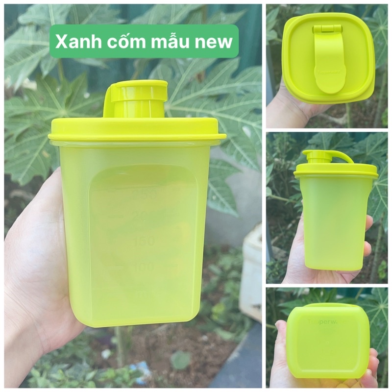 Bình đựng nước slim TUPPERWARE 350ml có thể để ở cánh tủ lạnh