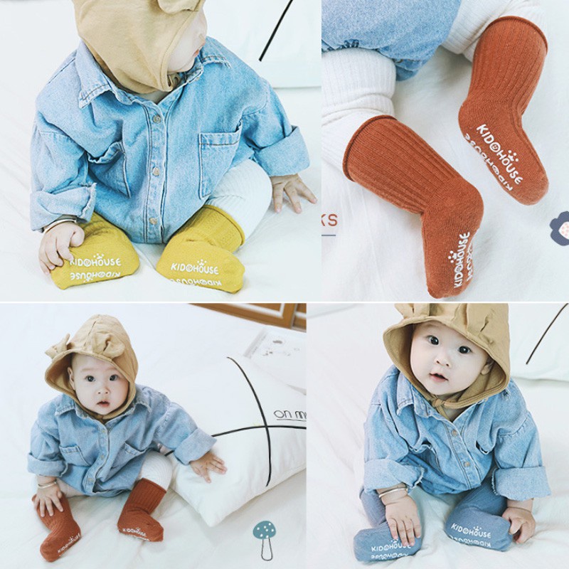 Đôi vớ mềm mại màu trơn in chữ chống trượt dễ thương cho bé