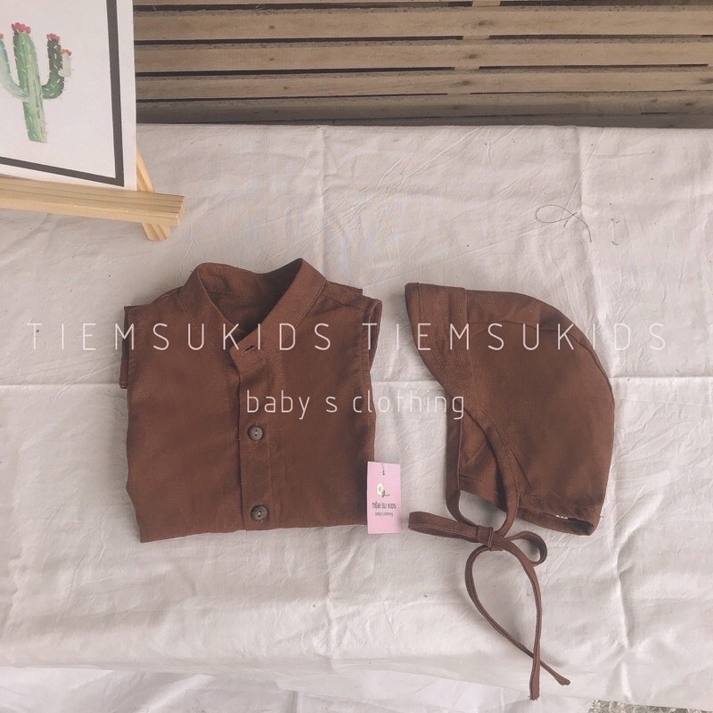 Suit liền thân cổ tàu kèm nón cho bé trai linen màu nâu