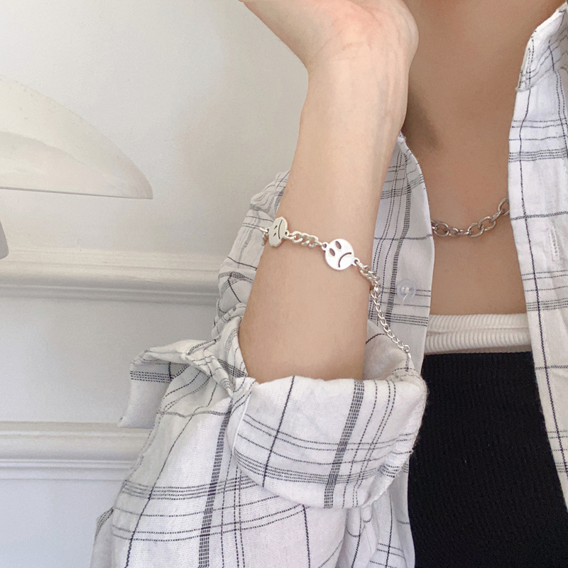 Vòng Tay Kim Loại Không Gỉ Hình Mặt Cười Xinh Xắn Cho Nữ