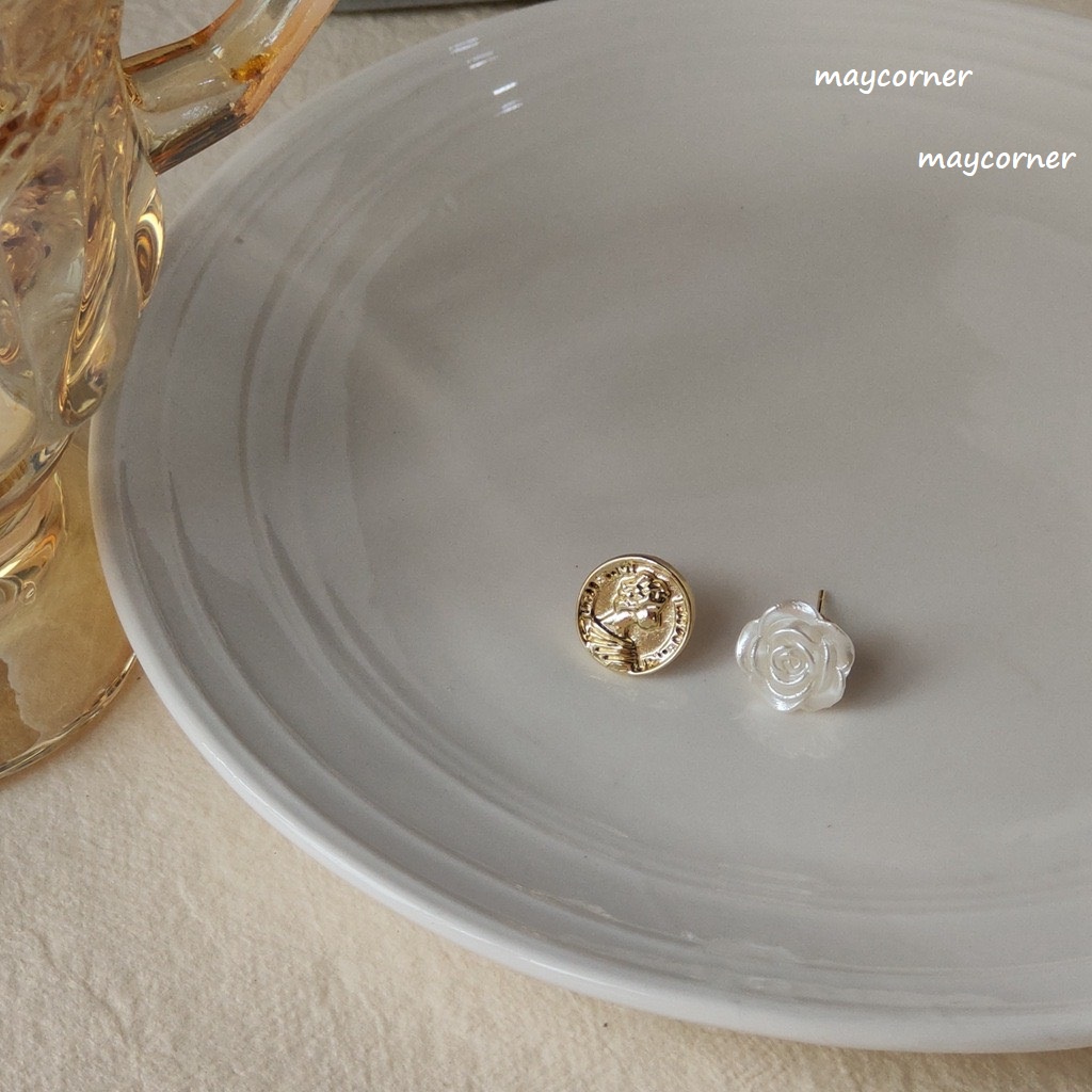 Khuyên tai bất đối xứng hoa đồng xu chốt mạ bạc 925 cao cấp B746