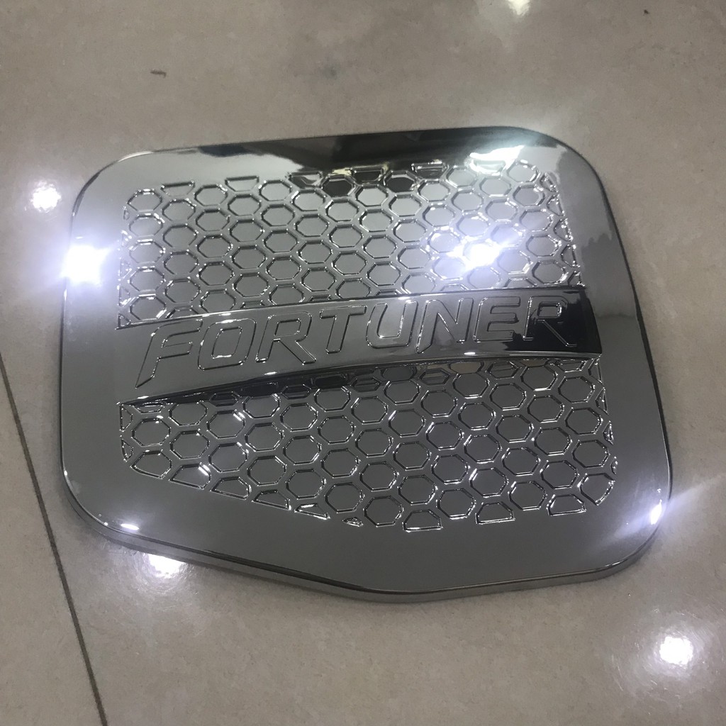 Ốp nắp bình xăng mạ crom xe Toyota Fortuner các đời 2006 đến 2015( Chỉ còn mẫu Bông Lúa)