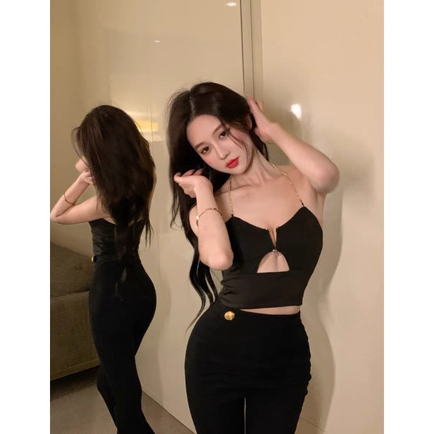 Áo croptop dây chuỗi mảnh cut-out tạo khe ngực cá tính