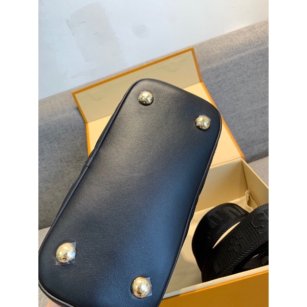 Túi lv hến cầm tay