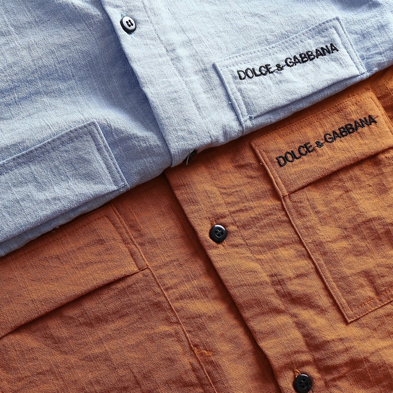 Áo sơmi đũi thêu chữ ở túi