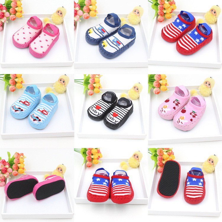 Giày, vớ tập đi có chống trượt cho bé
