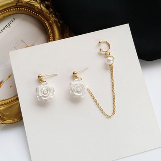 Bông tai họa hồng trắng bất đối xứng kẹp tai