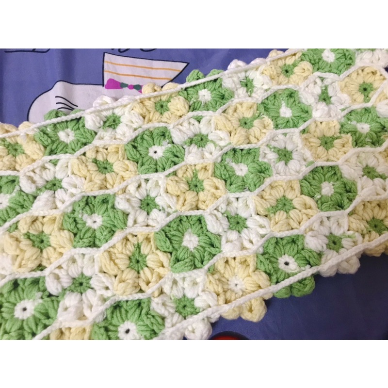 Áo crottop, áo ghép hoa thủ công dành cho nữ.