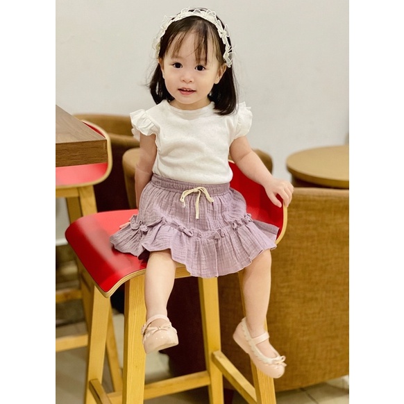 Chân váy cho bé gái BERRYBABY hoa nhí nhiều màu và áo trắng vải xô muslin Ivy