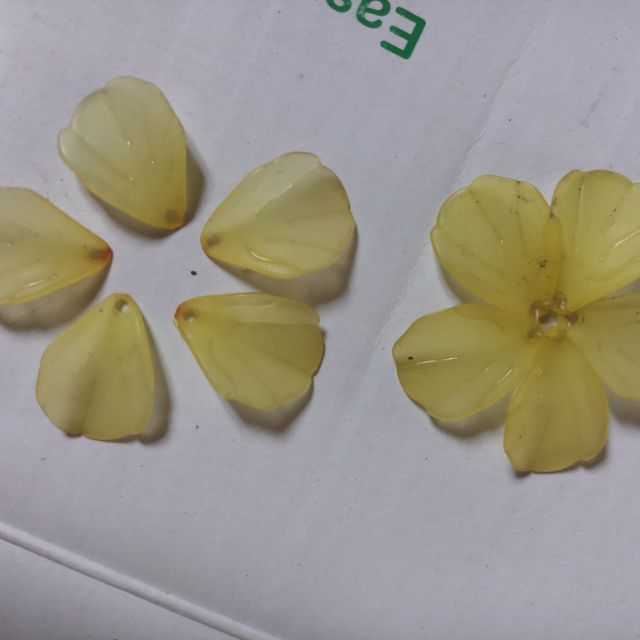 Charm cánh hoa mai bằng đá