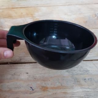 chén và cọ đựng thuốc uốn, duỗi, nhuộm