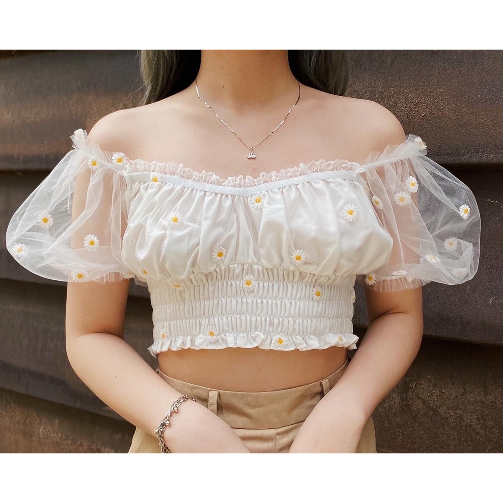 Áo croptop SheByShj trễ vai họa tiết hoa cúc màu trắng - Dona Daisy Top