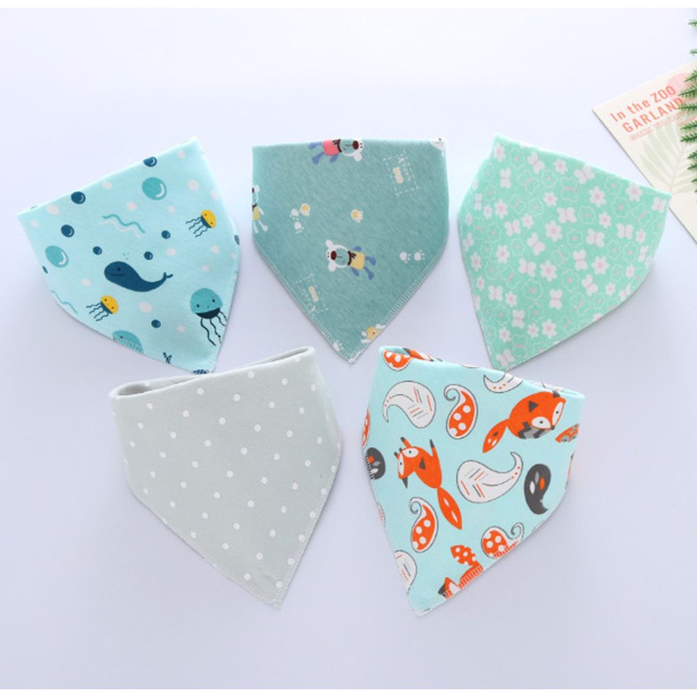 Set 5 yếm tam giác giữ ấm cổ cho bé được làm từ cotton, có cúc bấm rất tiện lợi