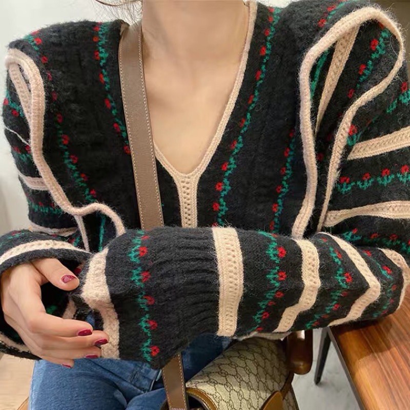 Áo len hoạ tiết cổ điển
