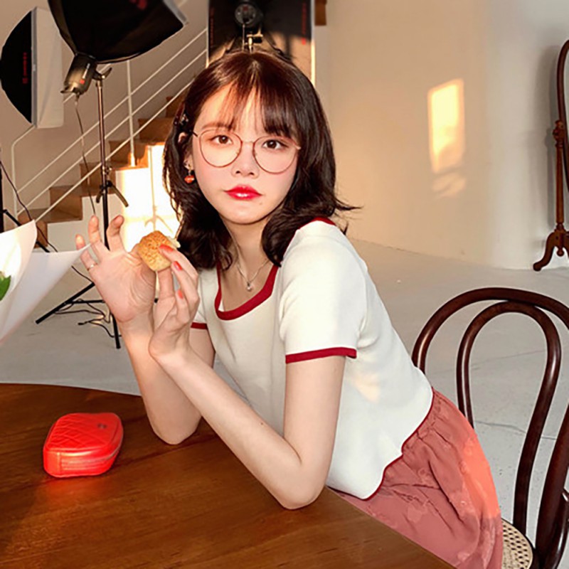 Áo croptop cổ vuông tay ngắn thiết kế đơn giản hợp thời trang | BigBuy360 - bigbuy360.vn