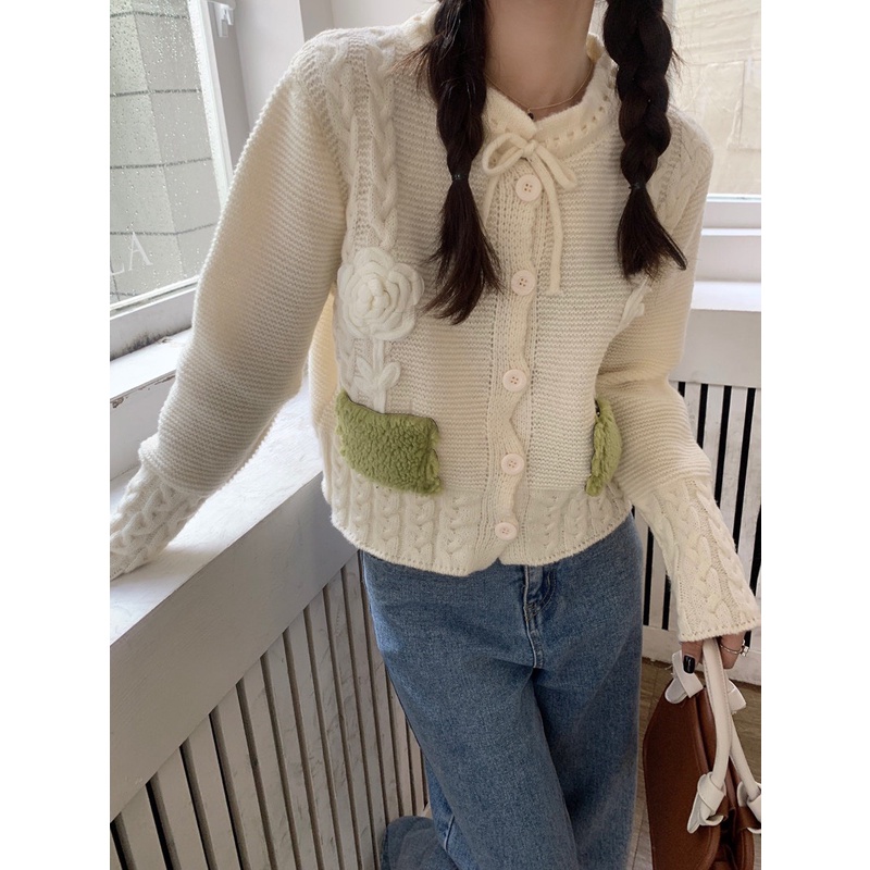 Áo len kiểu dáng lạ phối nút và túi hình bông hoa xinh xắn | LINIE