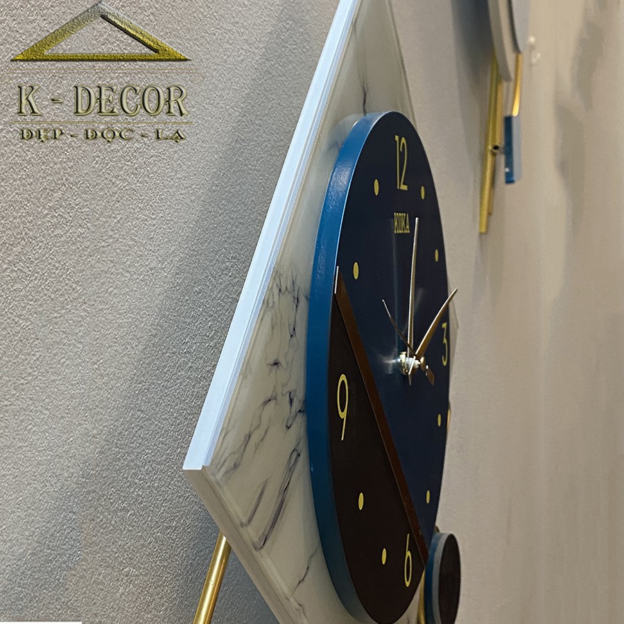 Đồng hồ treo tường trang trí quả lắc hình thoi K838 decor phòng khách  thiết kế trang trọng kim trôi cao cấp KOKA